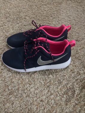 Nike Roshe Run Navy and Hot Pink Athletic Running Shoes 7Y Big Kids